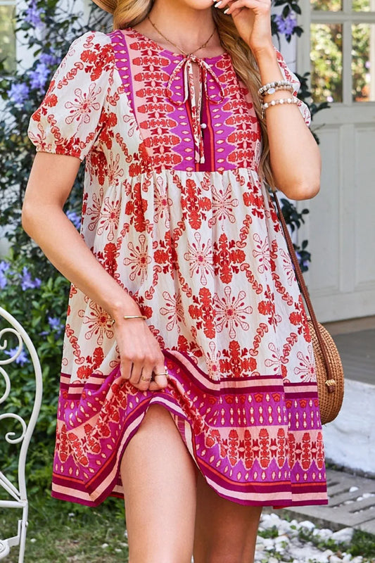MW | Boho Floral Kurzarm Krawattenausschnitt Minikleid