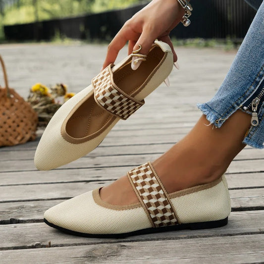 MW | Elegante spitz zulaufende Flats mit kariertem Riemen